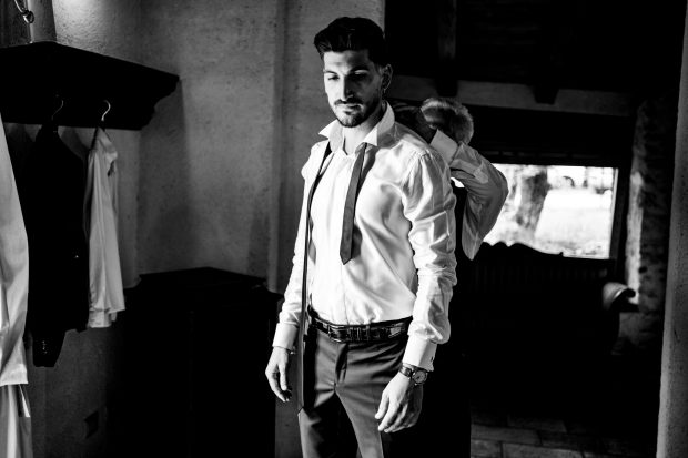 Padre dello sposo aiuta con la cravatta – fotografo matrimonio Mulino dell’Oli