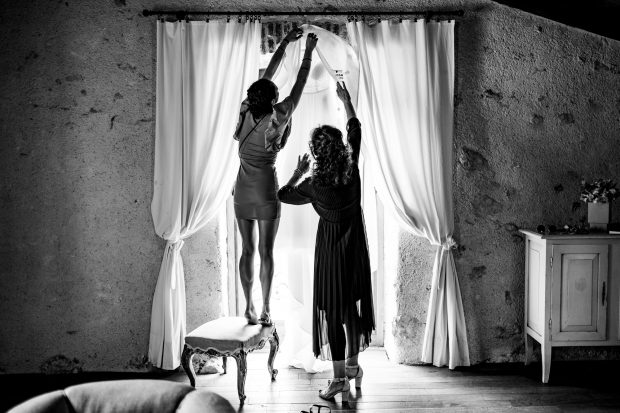 Sorella e mamma sposa aiutano a prendere l'abito – fotografo matrimonio Mulino dell’Olio