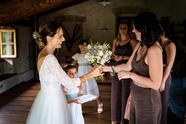 Testimone consegna il bouquet alla sposa – fotografo matrimonio Mulino dell’Olio