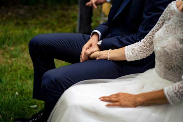 Dettaglio delle mani degli sposi unite – fotografo matrimonio Mulino dell’Olio