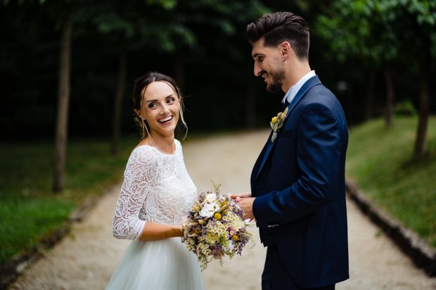 Gli sposi si tengono per mano – fotografo matrimonio Mulino dell’Olio