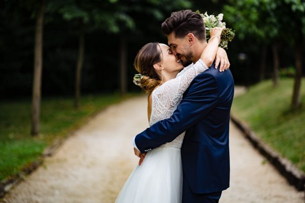 La sposa abbraccia lo sposo tenendo il bouquet – fotografo matrimonio Mulino dell’Olio