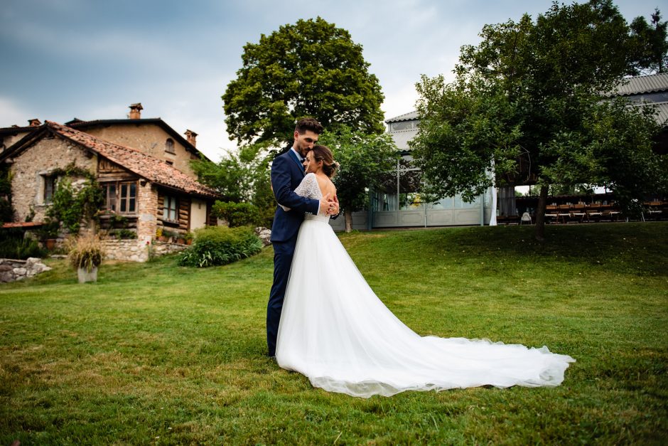 Big picture con sposi abbracciati – fotografo matrimonio Mulino dell’Olio