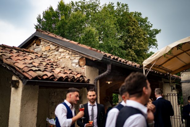 Vista larga zona aperitivo – fotografo matrimonio Mulino dell’Olio