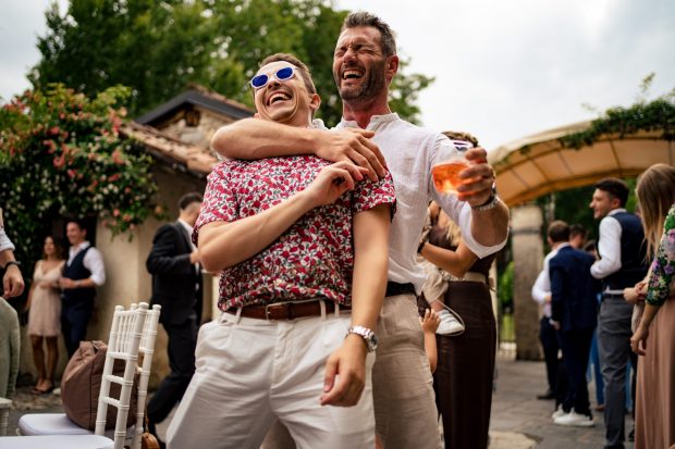 Invitati sorridenti all'aperitivo – fotografo matrimonio Mulino dell’Olio