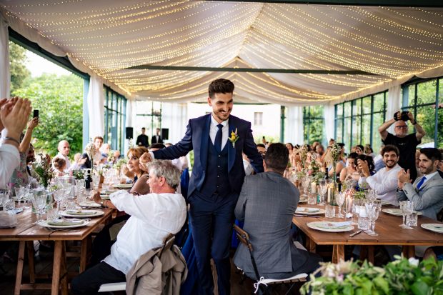 Ingresso sposo tra i tavoli – fotografo matrimonio Mulino dell’Olio