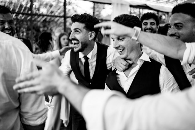 Sposo balla con amici – fotografo matrimonio Mulino dell’Olio