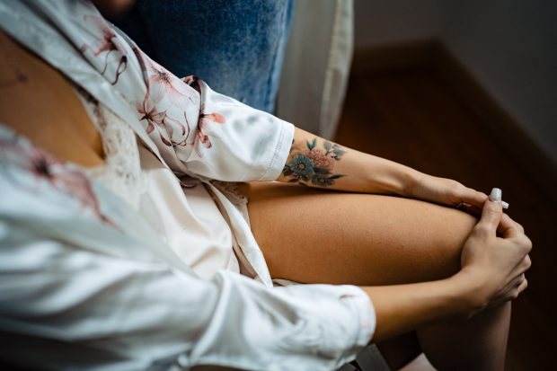 Dettaglio mani della sposa durante i preparativi – Fotografo matrimonio Varese Villa Borghi