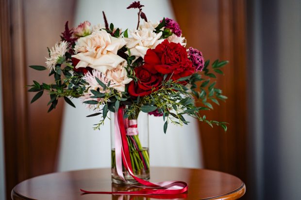 Bouquet della sposa con dettagli floreali – Fotografo matrimonio Varese Villa Borghi