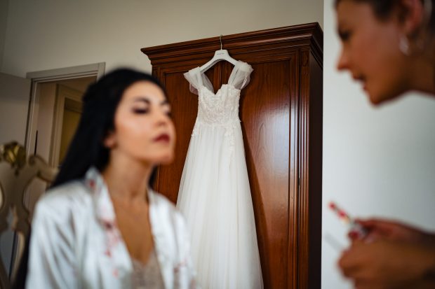 Abito da sposa pronto per la cerimonia – Fotografo matrimonio Varese Villa Borghi