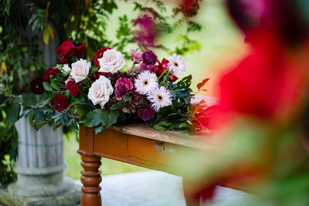 Dettaglio floreale della cerimonia a Villa Borghi – Fotografo matrimonio Varese Villa Borghi
