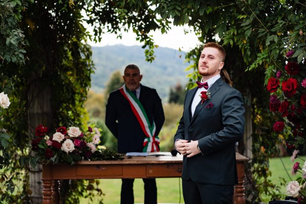 Lo sposo vede la sposa per la prima volta a Villa Borghi – Fotografo matrimonio Varese Villa Borghi