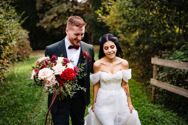 Gli sposi sorridenti camminano mano nella mano – Fotografo matrimonio Varese Villa Borghi