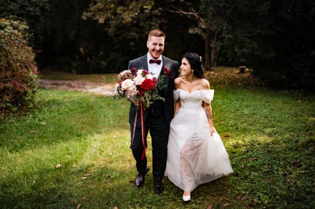 Gli sposi passeggiano felici nel parco di Villa Borghi – Fotografo matrimonio Varese Villa Borghi