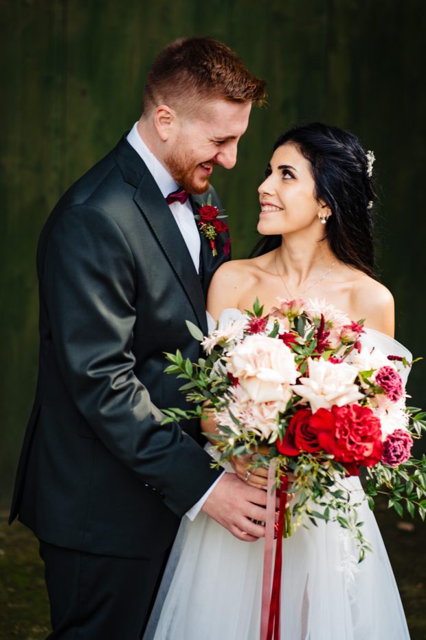 Lo sposo guarda la sposa con un sorriso emozionato – Fotografo matrimonio Varese Villa Borghi