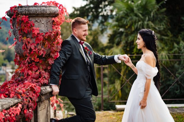 La sposa si avvicina allo sposo con un sorriso radioso – Fotografo matrimonio Varese Villa Borghi