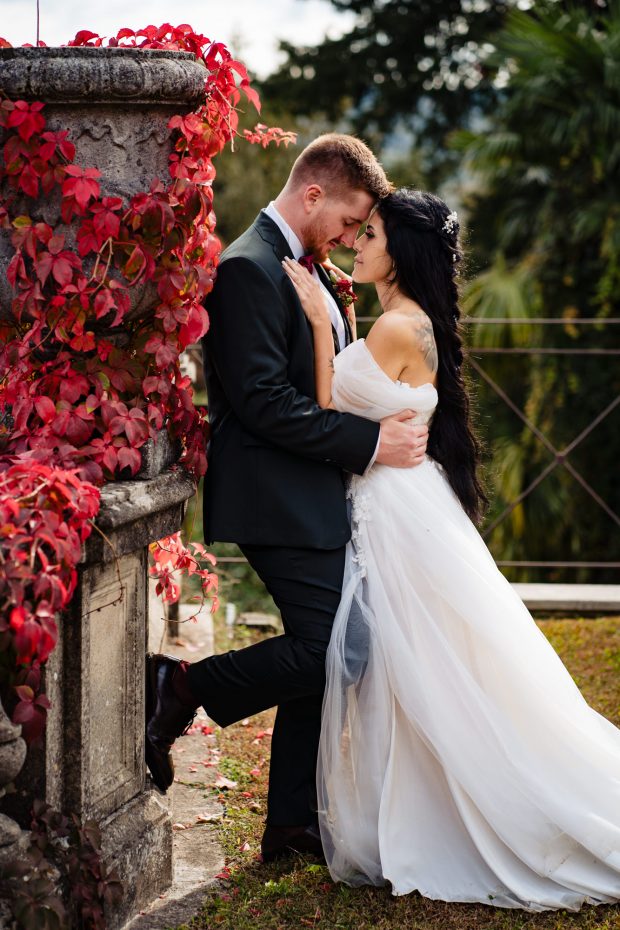 Gli sposi fronte a fronte, un momento di intimità – Fotografo matrimonio Varese Villa Borghi