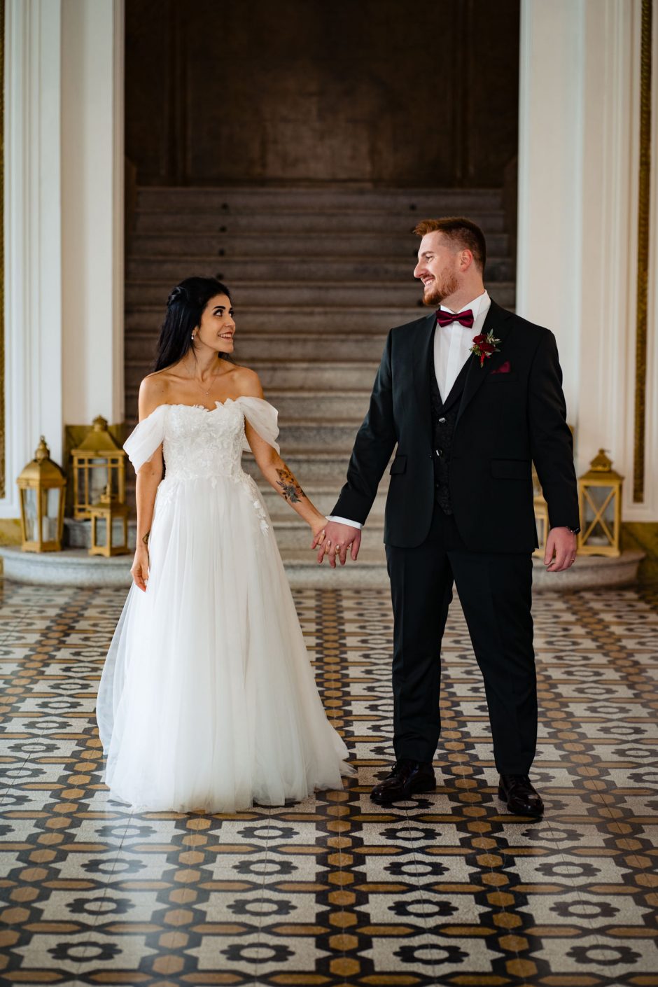 Gli sposi camminano mano nella mano dentro Villa Borghi – Fotografo matrimonio Varese Villa Borghi