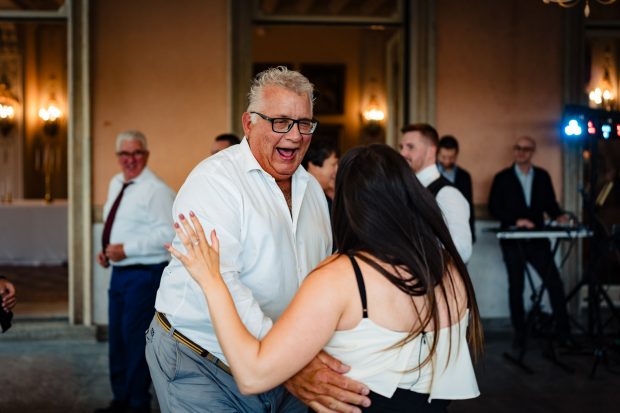 Invitato si scatena sulla pista da ballo al matrimonio a Villa Borghi – Fotografo matrimonio Varese Villa Borghi