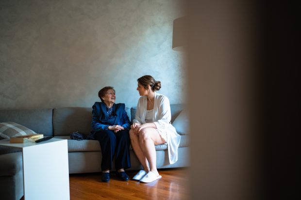 Sposa con la nonna durante la preparazione a Villa Claudia, fotografo matrimonio Varese Villa Claudia