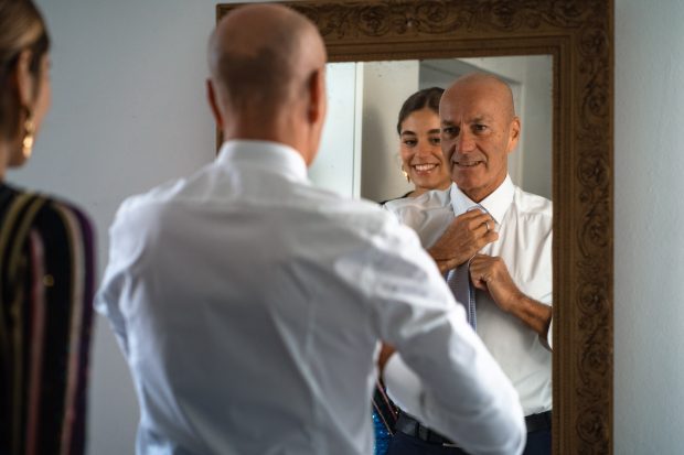 Il padre della sposa sistema la cravatta a Villa Claudia, fotografo matrimonio Varese Villa Claudia