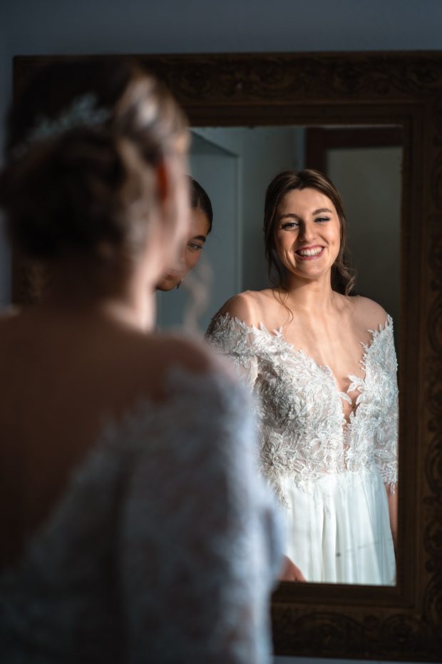 La sposa sorride allo specchio a Villa Claudia, fotografo matrimonio Varese Villa Claudi