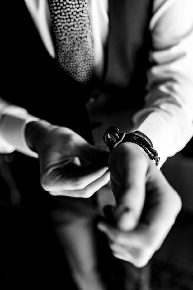 Dettaglio dell’orologio dello sposo a Villa Claudia, fotografo matrimonio Varese Villa Claudia