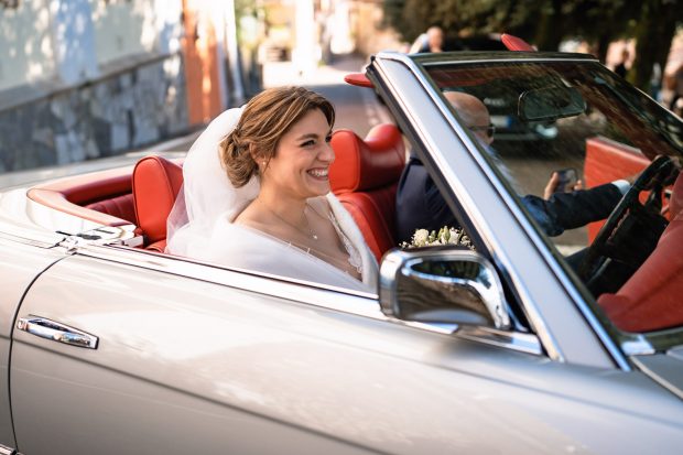 Ritratto della sposa in macchina, fotografo matrimonio Varese Villa Claudia