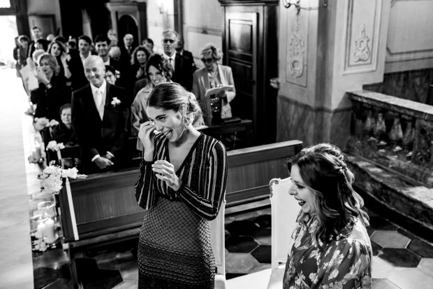La sorella della sposa ride mentre si asciuga le lacrime, fotografo matrimonio Varese Villa Claudia