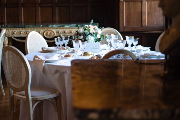 Allestimento dei tavoli nella sala da pranzo di Villa Claudia, fotografo matrimonio Varese Villa Claudia