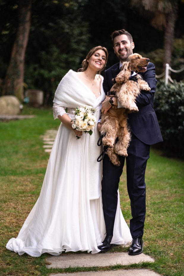 Gli sposi con il loro cane a Villa Claudia, fotografo matrimonio Varese Villa Claudia