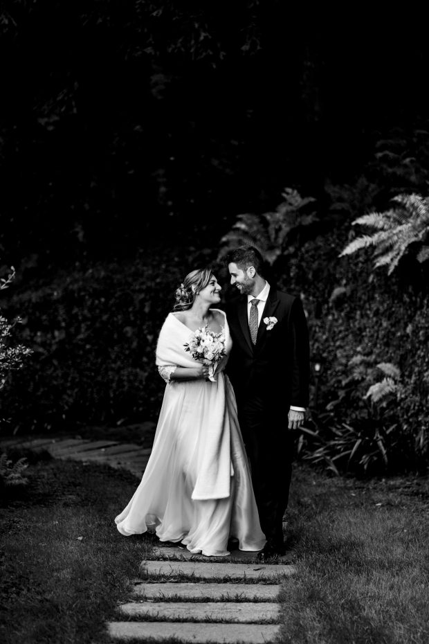 Gli sposi in bianco e nero che camminano nel parco di Villa Claudia, fotografo matrimonio Varese Villa Claudia