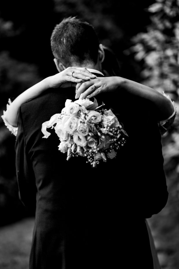 Mani della sposa con bouquet in bianco e nero, fotografo matrimonio Varese Villa Claudi