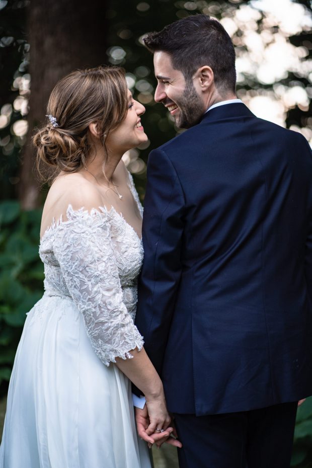 Lo sposo si volta per guardare la sposa a Villa Claudia, fotografo matrimonio Varese Villa Claudia
