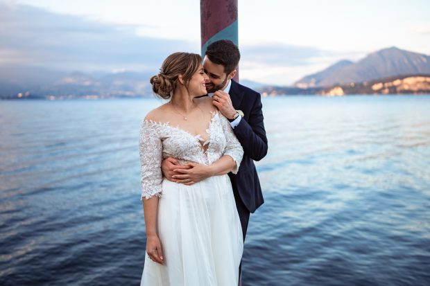 Gli sposi sul pontile si scambiano un gesto affettuoso, fotografo matrimonio Varese Villa Claudia