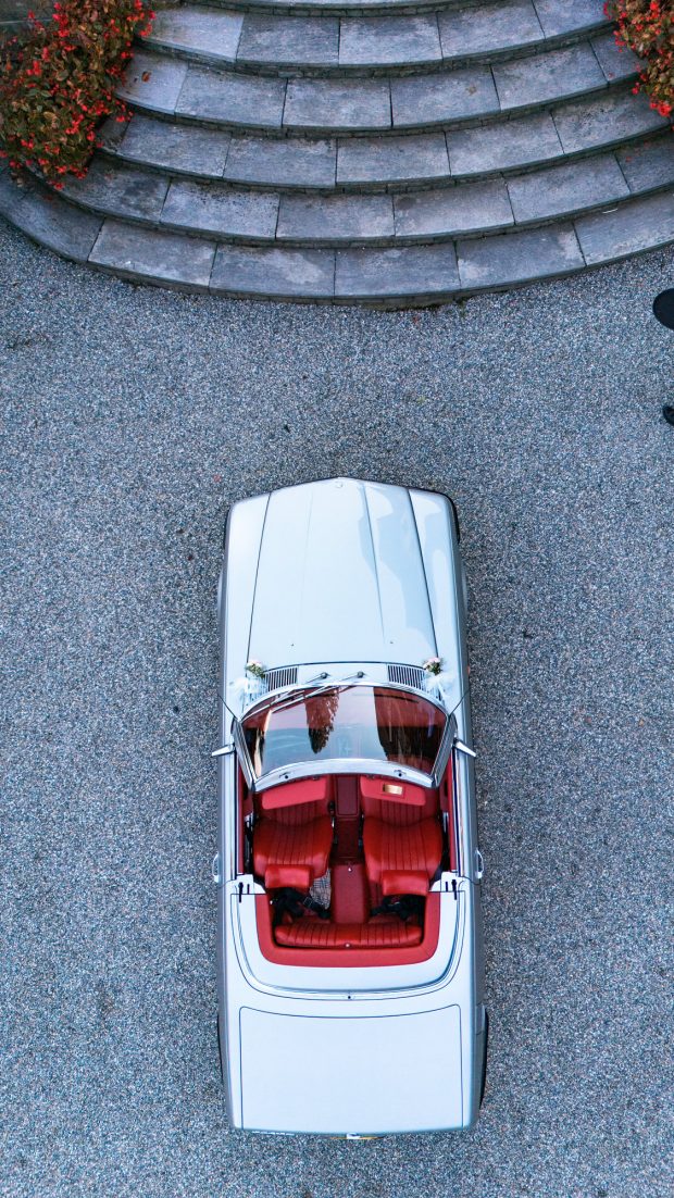 Vista aerea dell’auto degli sposi a Villa Claudia, fotografo matrimonio Varese Villa Claudia