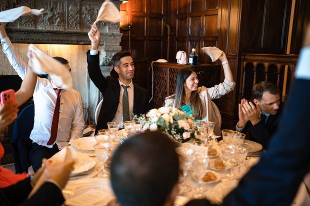 Gli amici festeggiano gli sposi in sala da pranzo, fotografo matrimonio Varese Villa Claudia