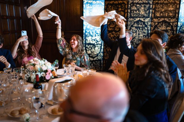 Gli amici festeggiano gli sposi in sala da pranzo, fotografo matrimonio Varese Villa Claudia