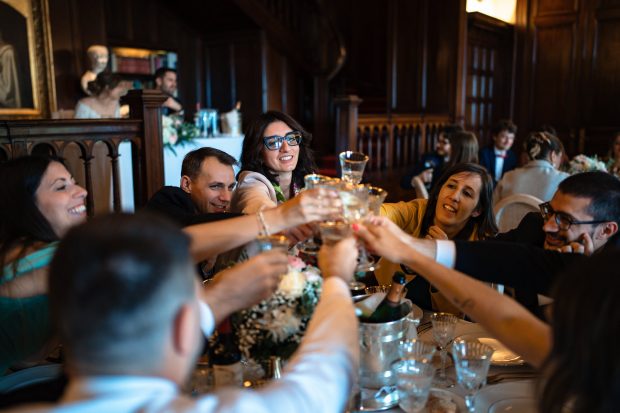 Gli amici brindano agli sposi a Villa Claudia, fotografo matrimonio Varese Villa Claudia