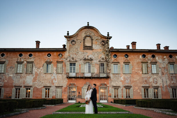 Sposi in posa davanti a Villa Malliana