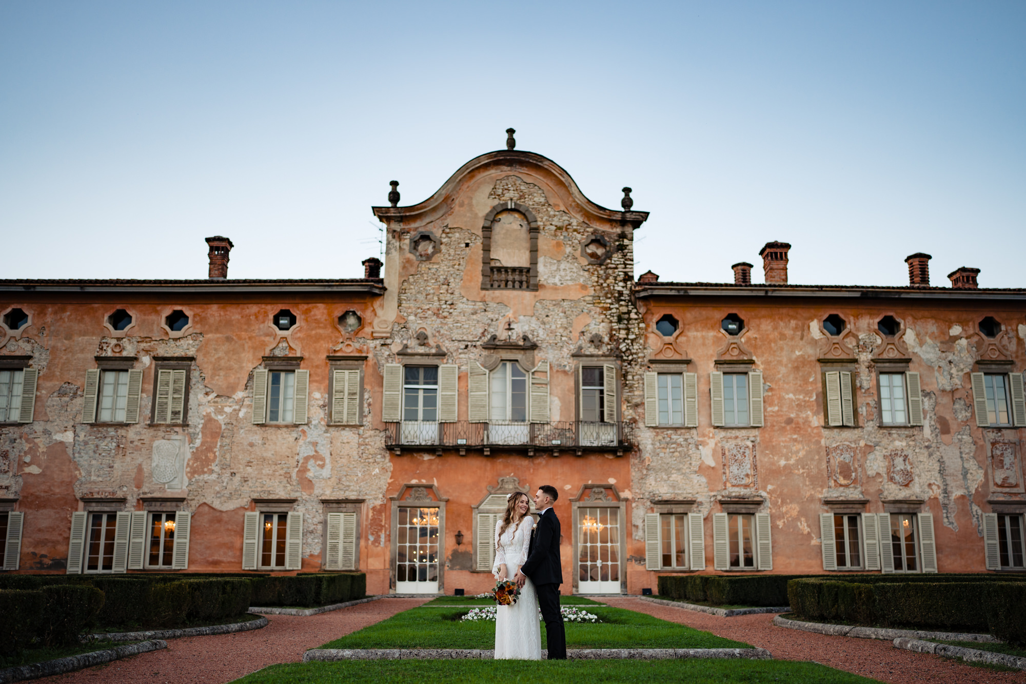 Sposi in posa davanti a Villa Malliana