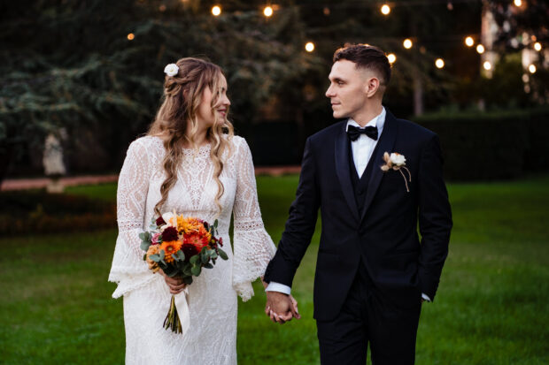 Sposi mano nella mano a Villa Malliana