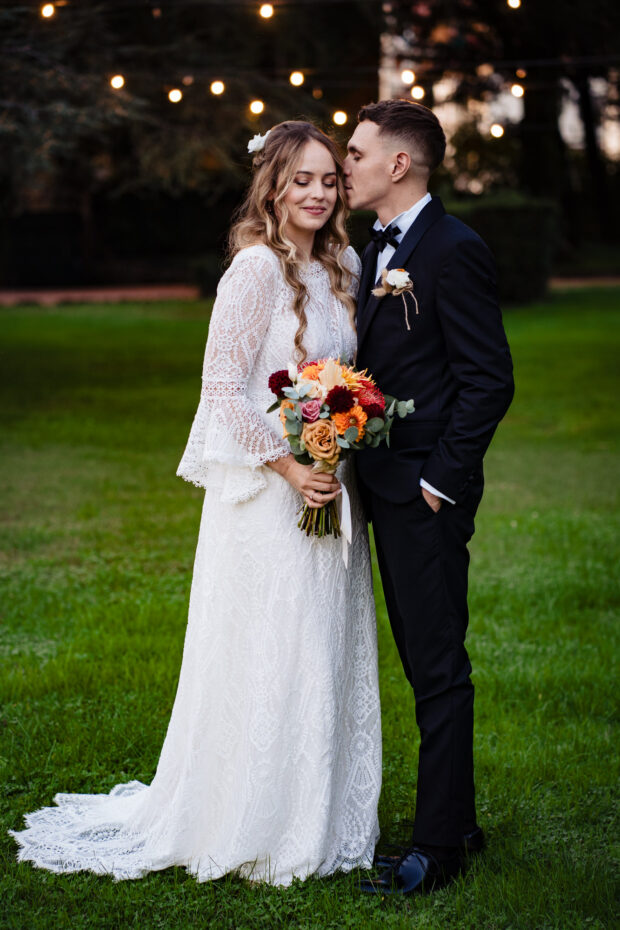 Sposo bacia fronte sposa a Villa Malliana