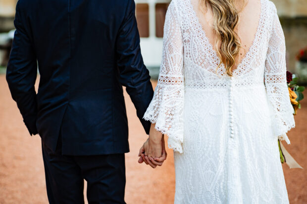 Mani intrecciate degli sposi a Villa Malliana