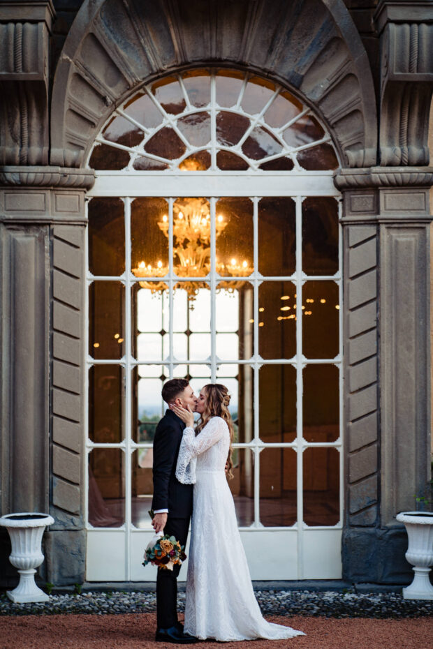 Sposi davanti alle vetrate di Villa Malliana