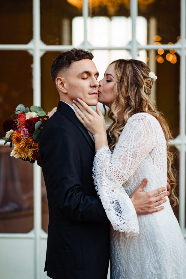 Sposa bacia sposo a Villa Malliana