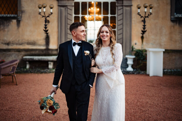Sposo con bouquet e sposa a Villa Malliana