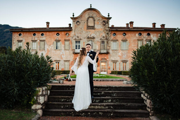 Sposi danzano sulle scalinate di Villa Malliana da Paolo Lamperti