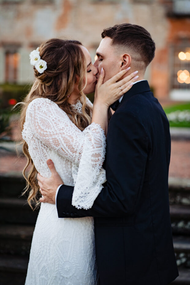 Bacio romantico degli sposi fotografato da Paolo Lamperti