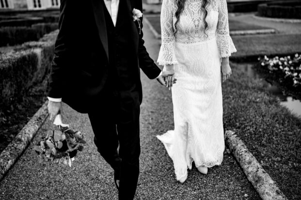 Dettaglio delle mani degli sposi in bianco e nero da Paolo Lamperti - Preventivo fotografo Varese